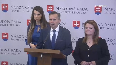 Konsolidácia vlády na úkor sociálne odkázaných ľudí